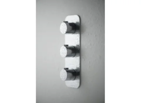 Vado Tablet Altitude 3 Outlet 3 Handle Concealed Thermostatic Valve Vertical Chrome detail view - Image 2