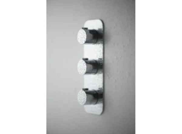 Vado Tablet Altitude 3 Outlet 3 Handle Concealed Thermostatic Valve Vertical Chrome detail view - Image 2