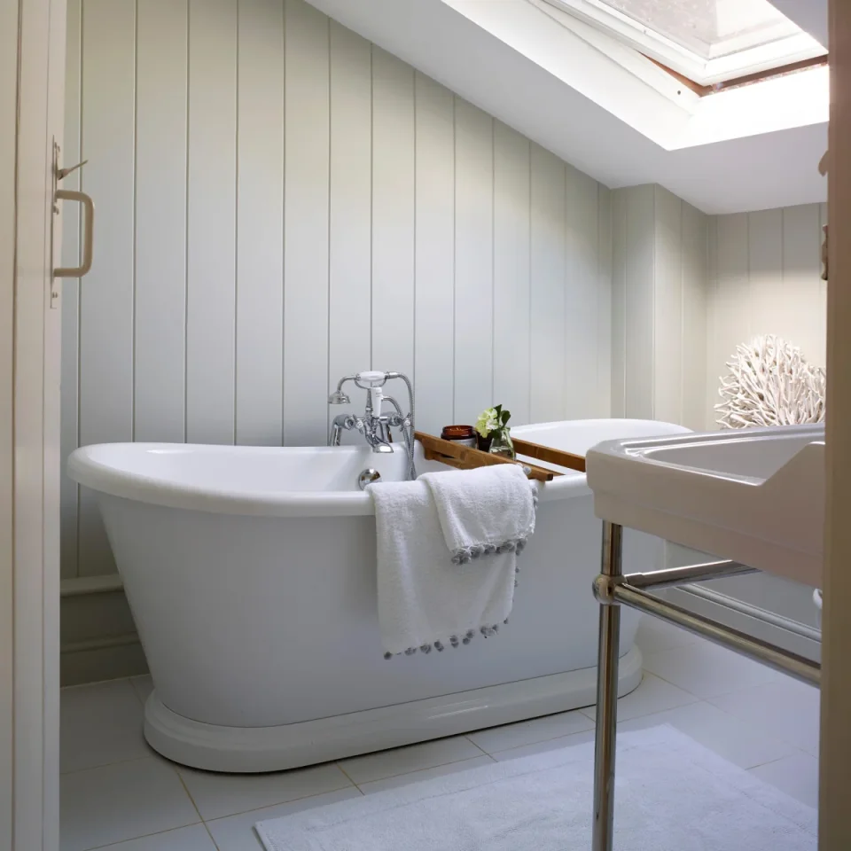 Bc Designs 1800mm Acrylic Boat Bath White detail view - Image 2