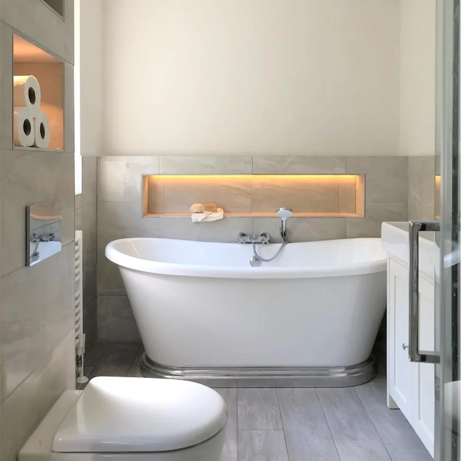 Bc Designs 1800 Boat Bath With Aluminium Plinth White product image - Image 1