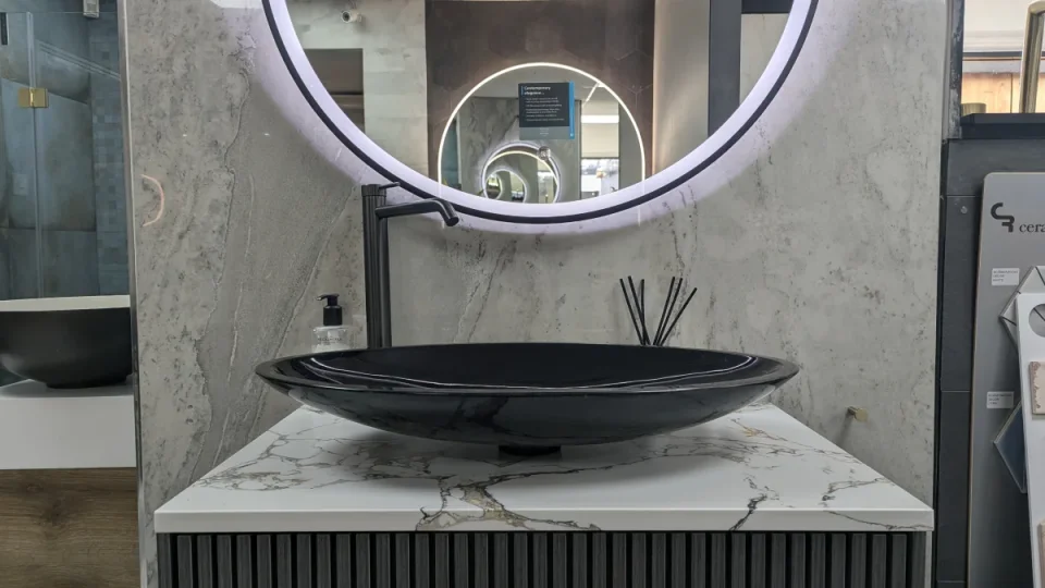 StoneKAST Uni Sit On Basin Gloss Black 630x375mm - Ex Display product image - Image 1