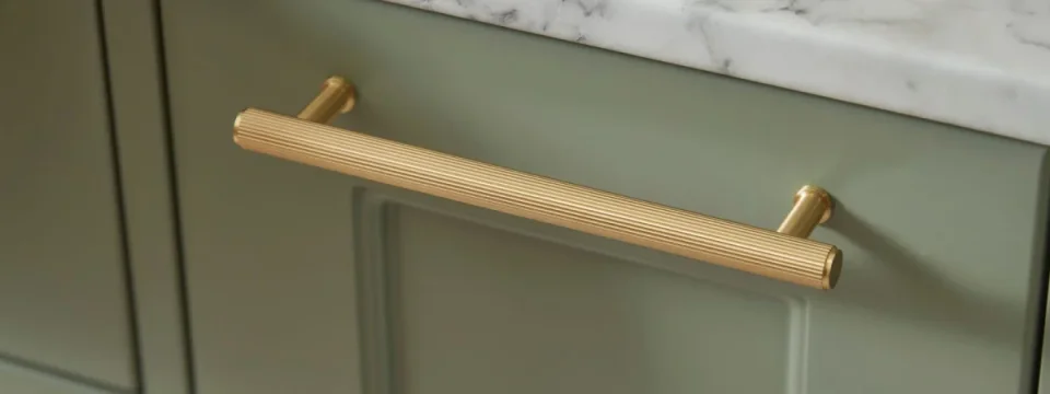Roper Rhodes Fresno Pull Handle 160 - Brass detail view - Image 1