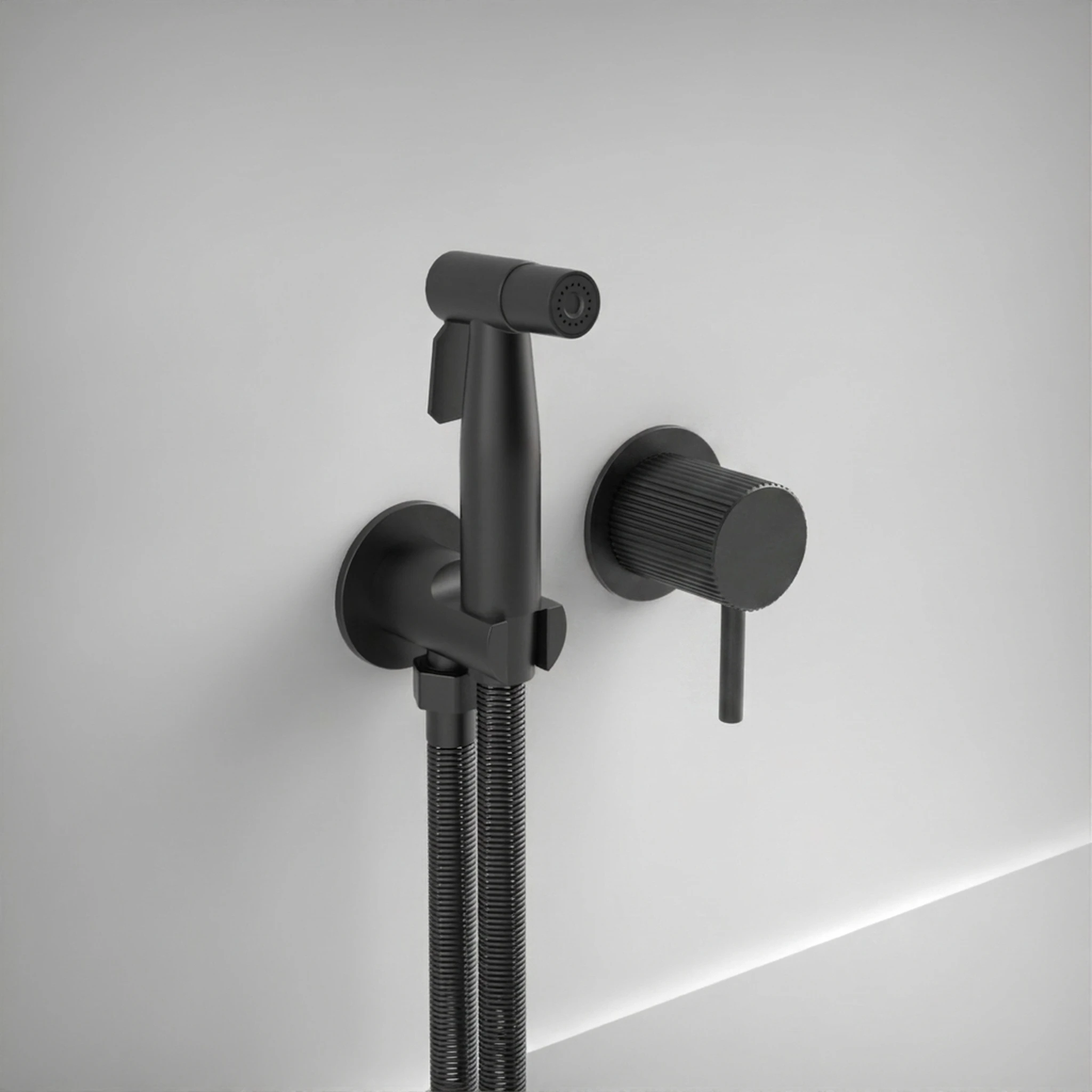 Ava Fluted Douche Kit W/ Flanges 3.0 - Brushed Black
