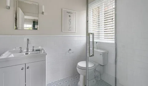 360° View - Guest Shower Room: A Minimalist Motif in White