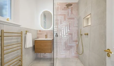 360° View - Rose-Tinted En-suite