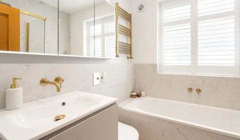 360° View - Marble Walls and Honeyed Hardware