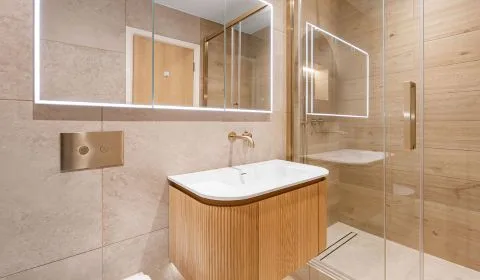 360° View - The Golden Wood Shower Room