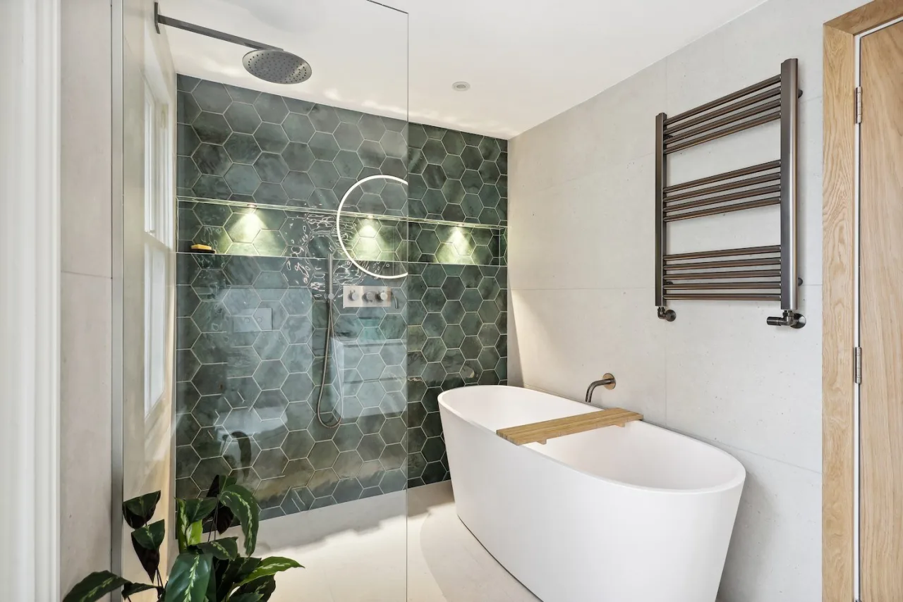 360° View - Serene Bathroom Suite in Richmond