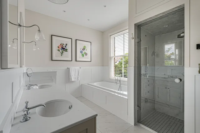 A Traditional-Minimalist En-Suite